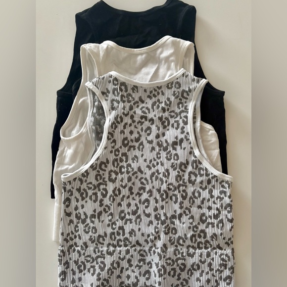 Tank tops - Picture 3 of 3